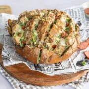 Gefülltes Zupfbrot mit Käse, Frühlingszwiebel und Kabanos