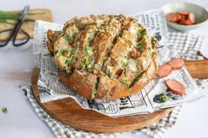 Gefülltes Zupfbrot mit Käse, Frühlingszwiebel und Kabanos