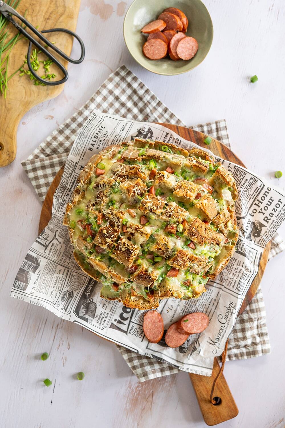 Gefülltes Zupfbrot mit Käse, Frühlingszwiebel und Kabanos