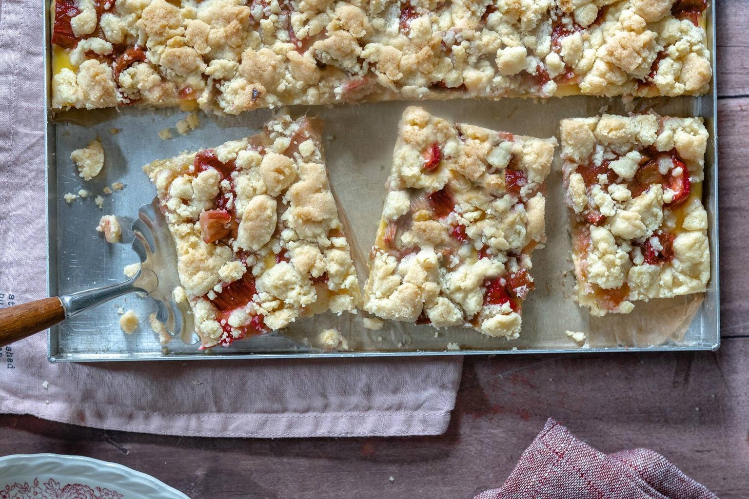 Rhabarberkuchen mit Pudding und Streusel - Home and Herbs