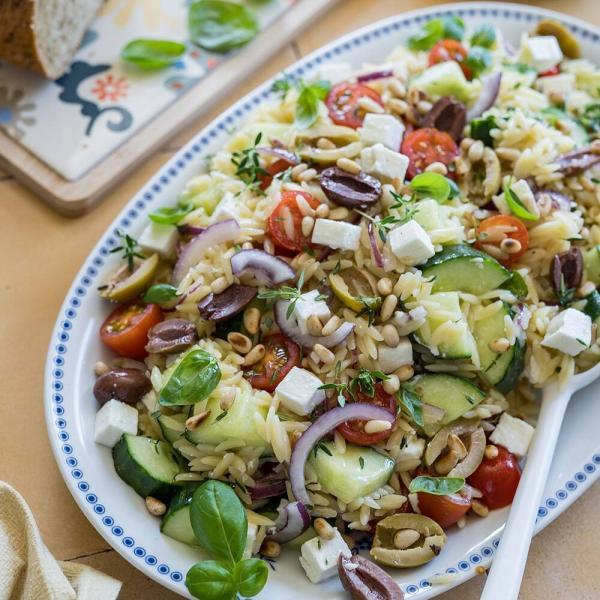 Griechischer Orzo Salat (Nudelsalat) - Home and Herbs