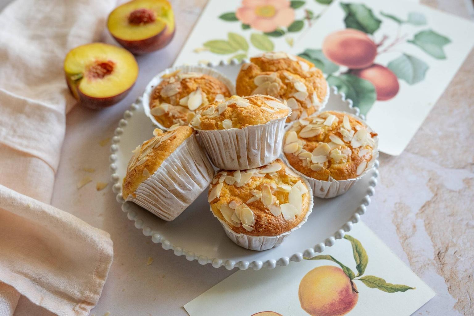 Pfirsichmuffins mit knackigen Mandelblättchen - Home and Herbs