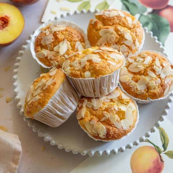 Pfirsichmuffins mit knackigen Mandelblättchen - Home and Herbs