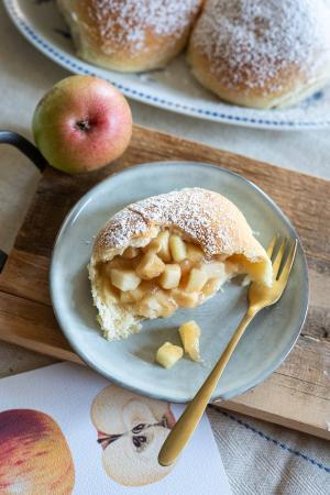 Wuchteln mit Apfel