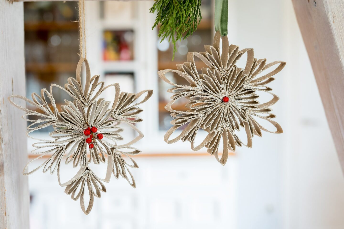 DIY Weihnachtsdeko: Schneeflocken aus Klopapierrollen