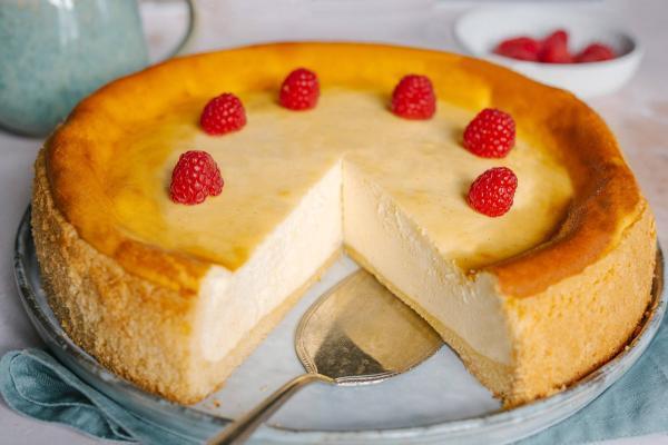 Klassischer Käsekuchen mit knusprigem Boden und cremiger Füllung - Home ...