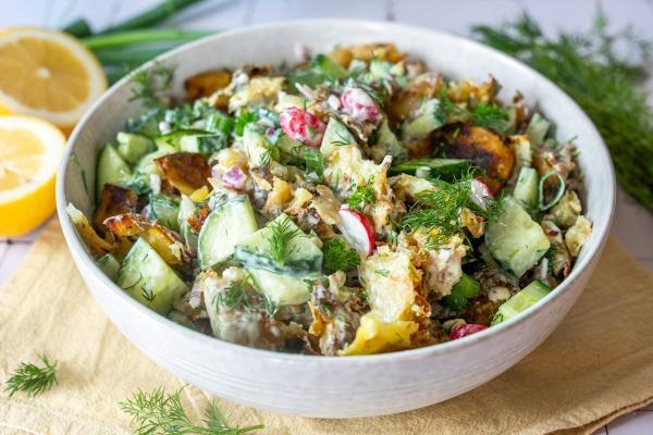 Knuspriger Kartoffelsalat mit Gurke (Smashed Potato Salad) - Home and Herbs