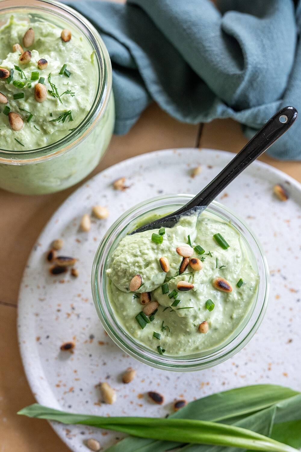 Cremiger Bärlauch Feta Dip - Home and Herbs