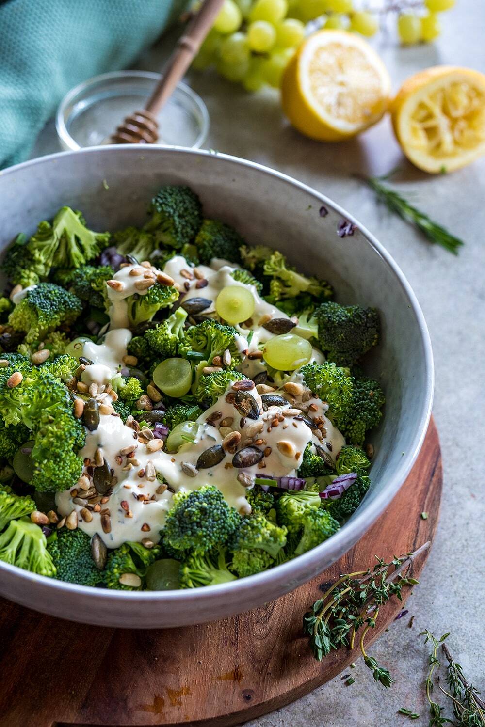 Brokkolisalat mit Trauben und cremigem Dressing - Home and Herbs