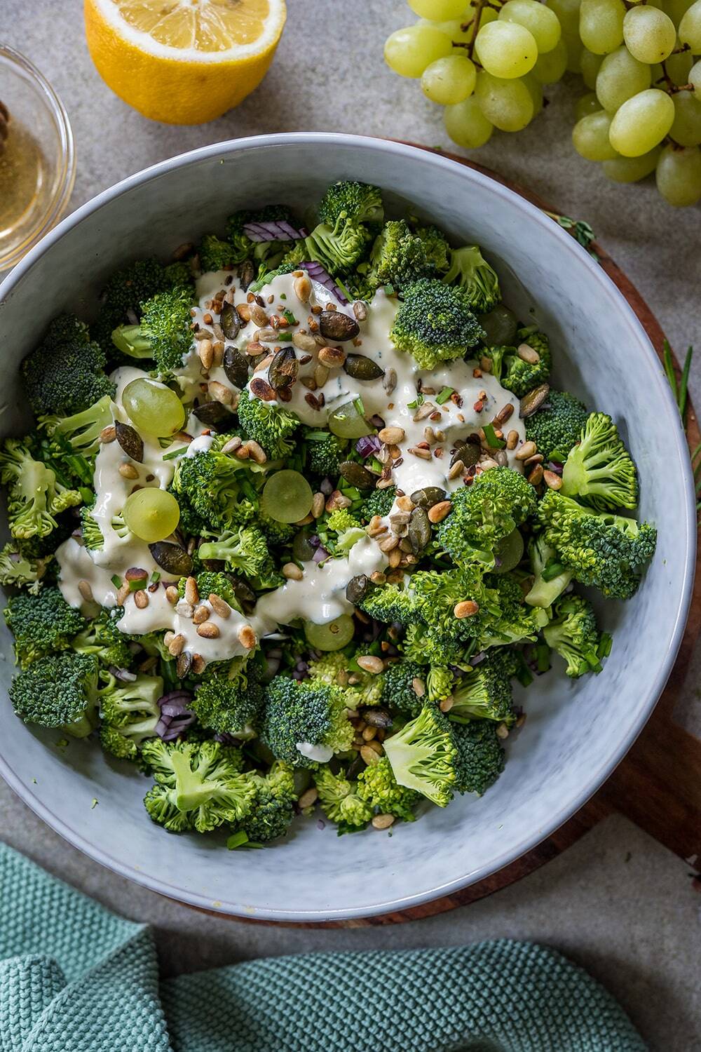 Brokkolisalat mit Trauben und cremigem Dressing - Home and Herbs