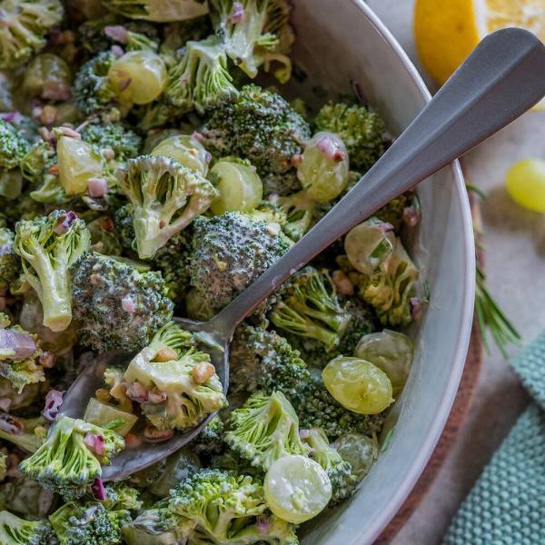 Brokkolisalat mit Trauben und cremigem Dressing - Home and Herbs