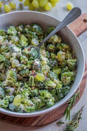 Knackiger Brokkolisalat mit Trauben