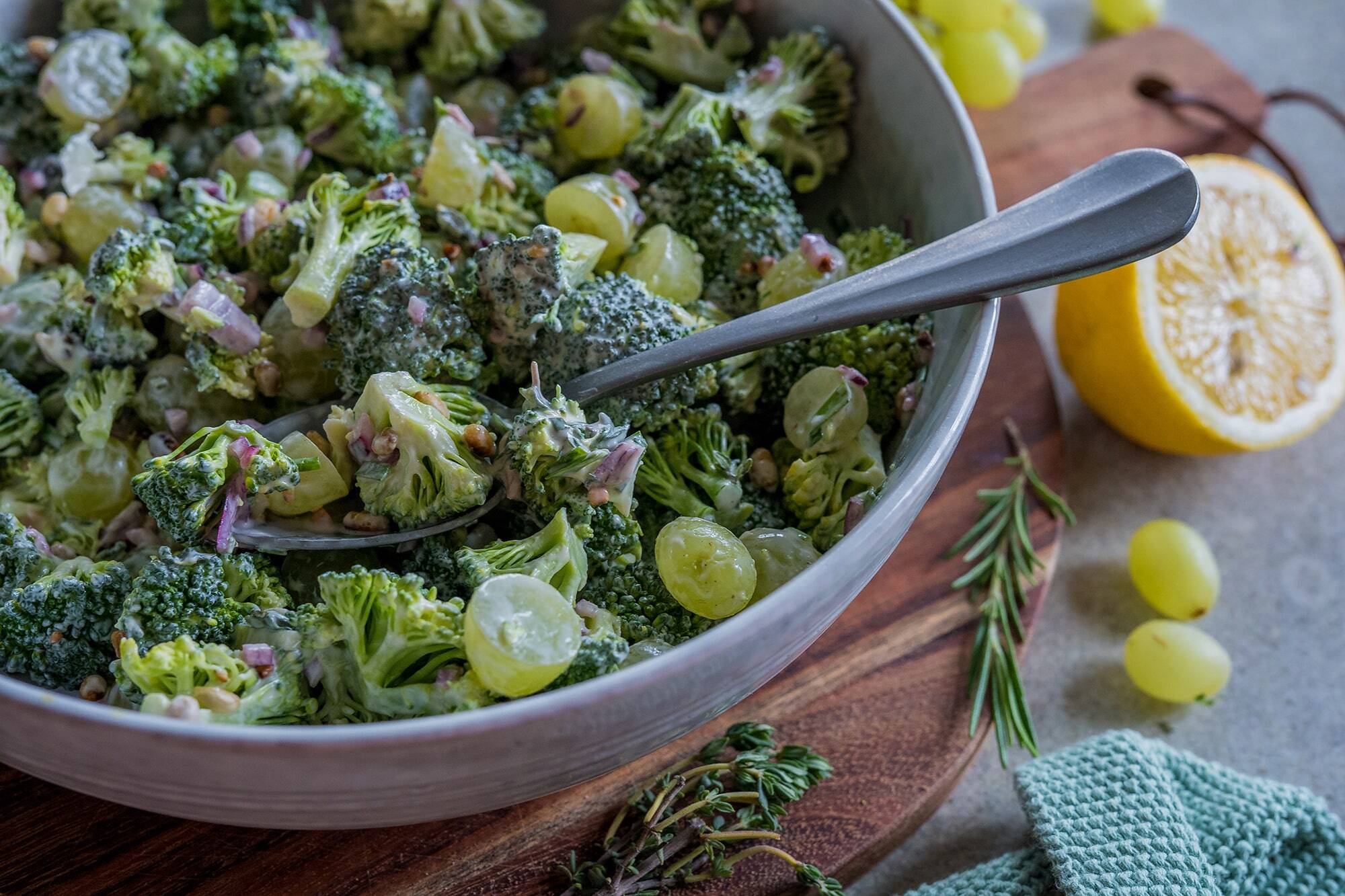 Brokkolisalat mit Trauben und cremigem Dressing - Home and Herbs