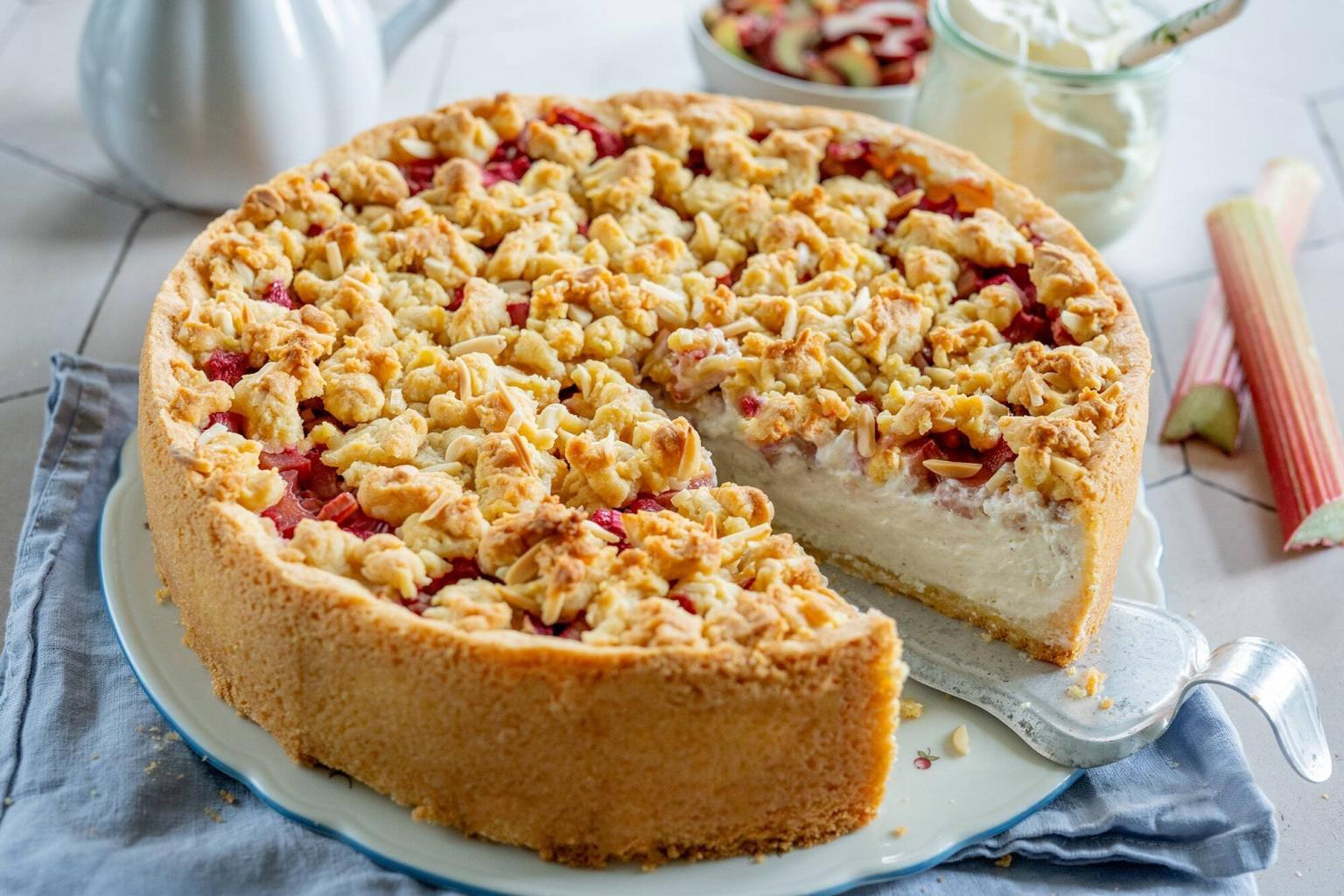 Rhabarberkuchen mit Schmand und Streuseln - Home and Herbs
