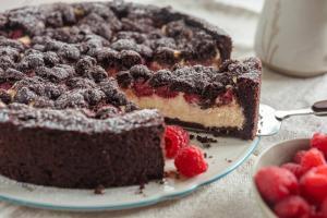 Käsekuchen mit Schokoboden