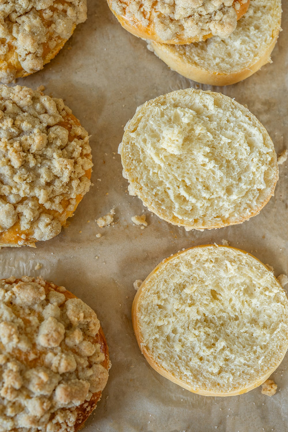 Hausgemachte Streuseltaler mit Vanillecreme-Füllung und knusprigen Butterstreuseln - perfekt zum Kaffee oder als süßer Snack