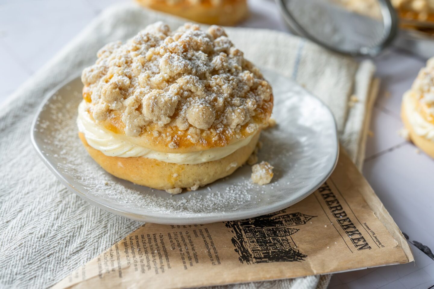 Hausgemachte Streuseltaler mit Vanillecreme-Füllung und knusprigen Butterstreuseln - perfekt zum Kaffee oder als süßer Snack