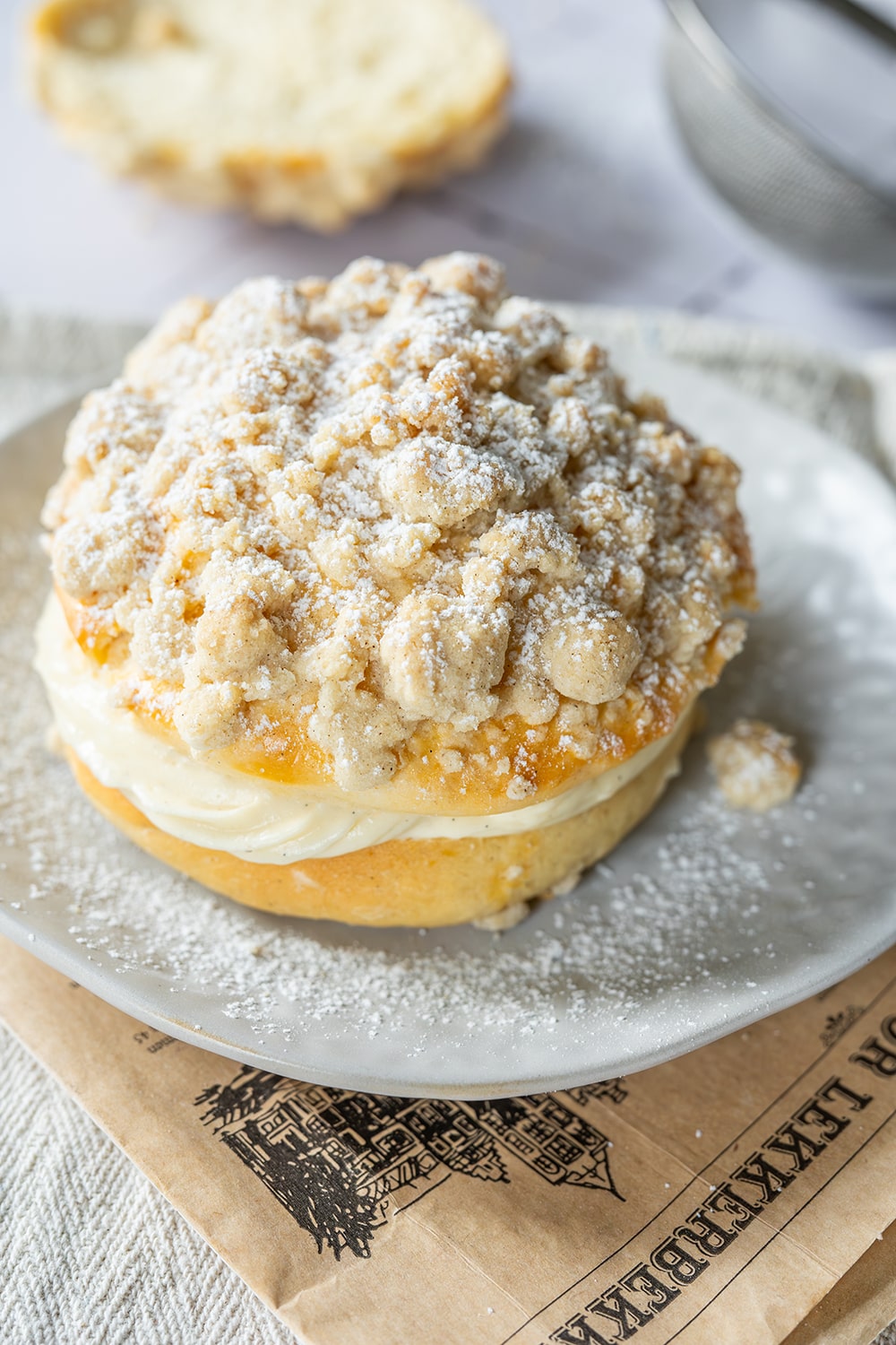 Hausgemachte Streuseltaler mit Vanillecreme-Füllung und knusprigen Butterstreuseln - perfekt zum Kaffee oder als süßer Snack