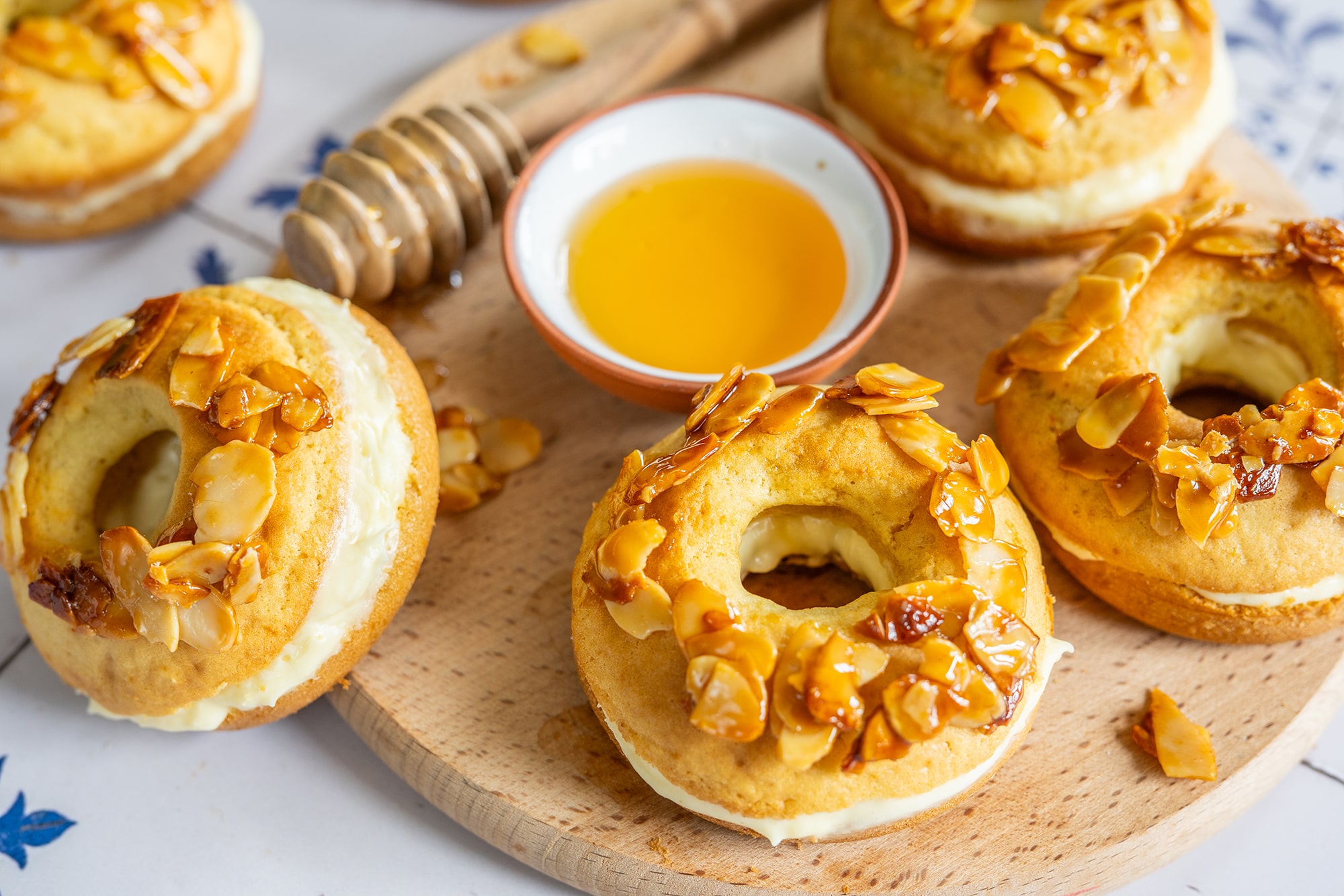 Gefüllte Bienenstich-Donuts mit Vanillecreme und karamellisierten Honigmandeln
