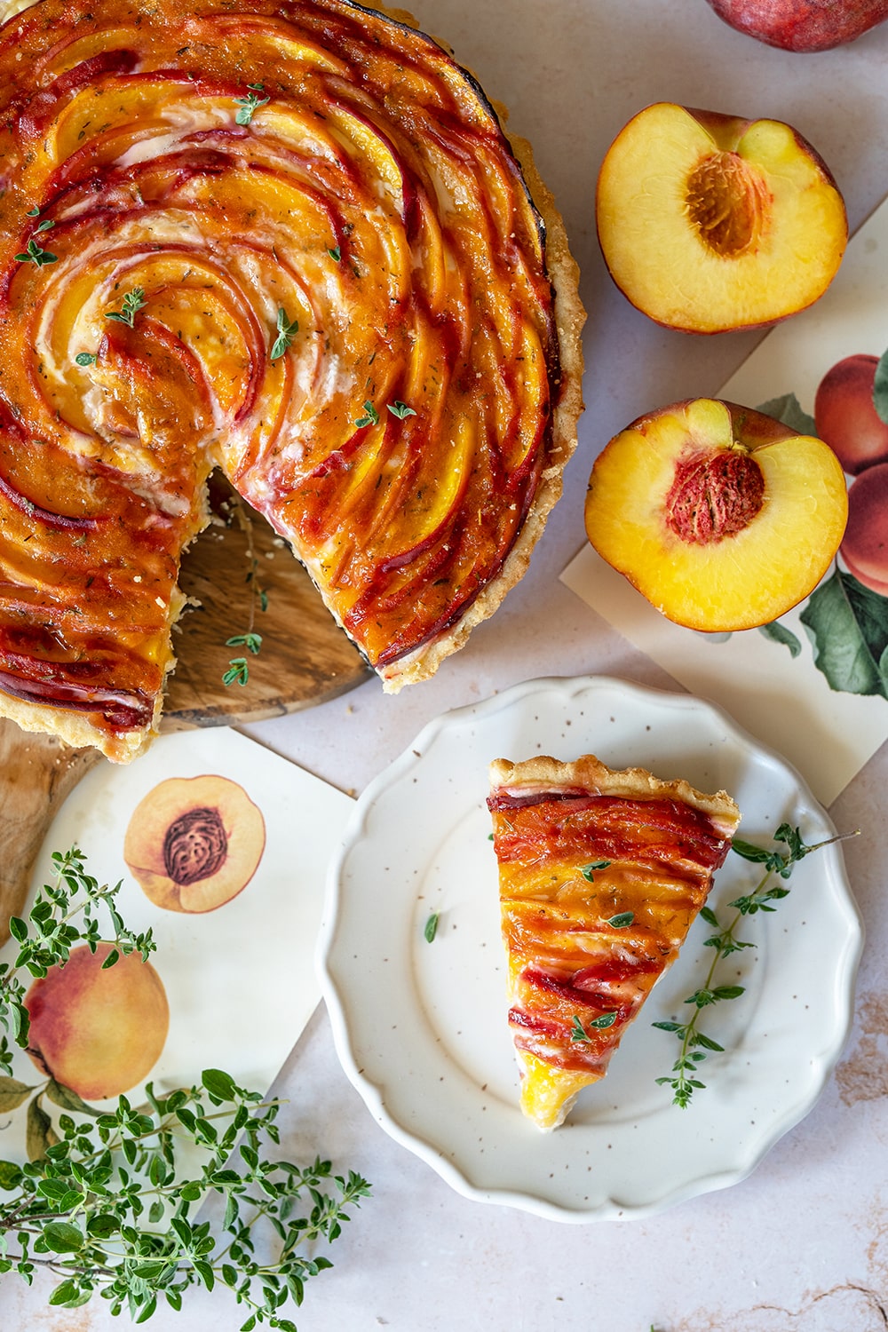 Angeschnittene Pfirsichtarte mit Thymianzweig