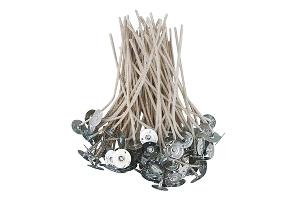 Ein Bündel weißer Kerzendochte mit Metallfüßen, perfekt für Kerzen gießen, gruppiert und aufrecht stehend auf weißem Hintergrund.