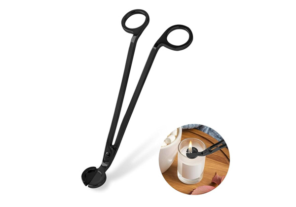 Schwarzer Metall-Kerzendochtschneider mit kreisförmigen Griffen; die Abbildung zeigt den Trimmer beim Schneiden eines Kerzendochts in einem Glasbehälter auf einer Holzoberfläche - ideal für Ihre Kerzen gießen Projekte oder nach jeder Anleitung Kerzen gießen.