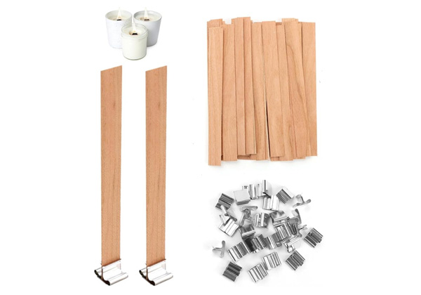 Ein Set mit Zubehör zum Kerzen gießen, bestehend aus drei weißen Teelichtern, mehreren Holzdochten und mehreren Dochthaltern aus Metall, die auf einem weißen Hintergrund angeordnet sind. Ideal für Anfänger mit einem Wachsrechner oder nach einer Kerzen Gießanleitung.