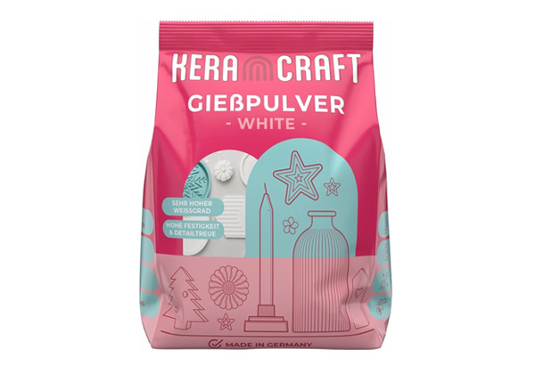 Eine rosafarbene und hellblaue Tüte mit der Aufschrift Kera Craft Gießpulver White mit weißem Gießpulver, verziert mit Ornamenten, einer Kerze, einem Weihnachtsbaum und Bastelbedarf - perfekt zum Kerzen gießen oder nach Ihrer Lieblings-Kerzen Gießanleitung.