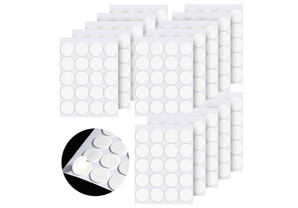 Mehrere Bögen runder weißer Klebeetiketten, perfekt für Ihre Kerzen gießen Projekte, mit einer Nahaufnahme, die zeigt, wie ein einzelner Aufkleber vom Bogen abgezogen wird.