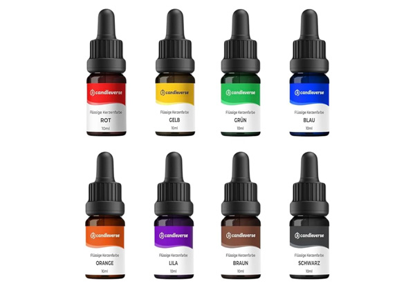 Acht kleine Fläschchen mit Tropfer für Kerzen gießen, jedes mit einem anderen Farbnamen in deutscher Sprache beschriftet, angeordnet in zwei Viererreihen vor weißem Hintergrund - perfekt, um jeder Anleitung Kerzen gießen zu folgen.