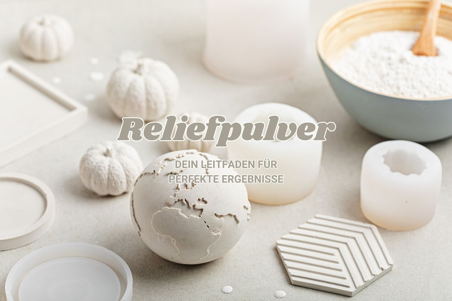 Auf einem Tisch stehen weiße, strukturierte Kürbisse, eine Weltkugel, geometrische Formen, Silikonformen und eine Schale mit Pulver und einem Holzlöffel. Der Text lautet: Reliefpulver - Dein Leitfaden für perfekte Ergebnisse.