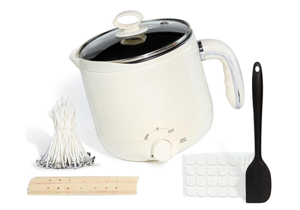 Elektrischer Wachsschmelztopf mit Griff und Glasdeckel, dazu Holzstäbchen, Kerzendochte, schwarzer Spatel, Klebewachspunkte - ein perfektes Set zum Kerzen gießen. Ideal für Anfänger; Paar mit einem Wachsrechner oder folgen Sie einer Anleitung Kerzen gießen für beste Ergebnisse.