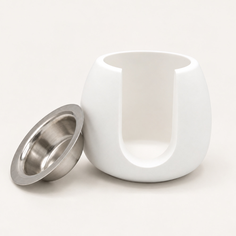 Nordic Ro, handgefertigte Duftlampe für Wax Melts und Duftöl: eine weiße Keramik-Duftlampe mit einer großen Öffnung an der Vorderseite und einer separaten Metallschale.